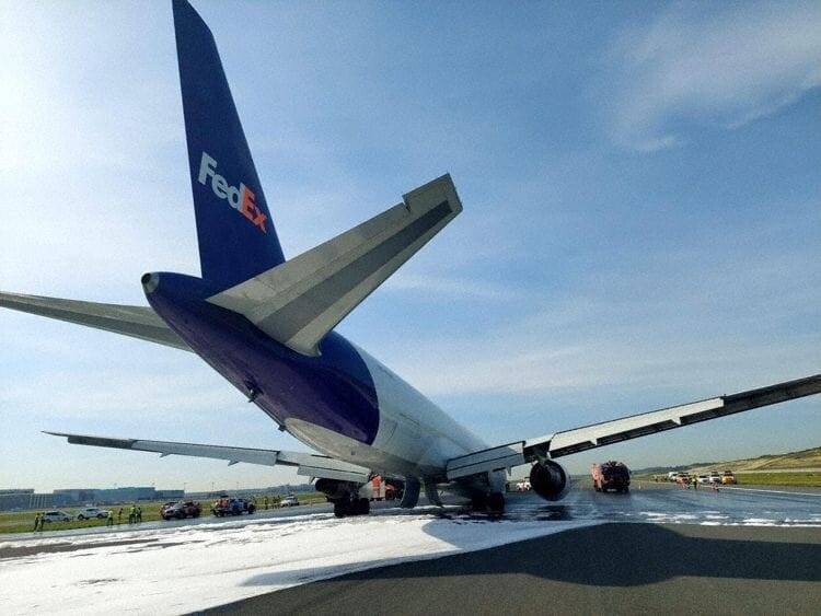 Грузовой самолет FedEx совершает аварийную посадку в Стамбуле