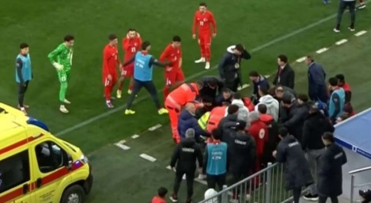 Turkey coach collapses during match