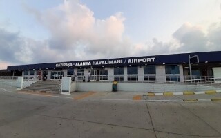 Самолет совершил аварийную посадку в Анталье после взрыва шины